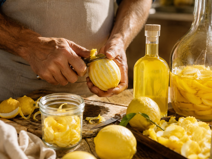 Handmatig geschilde citroenen voor DMC limoncello